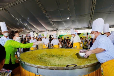 Bánh xèo khổng lồ 3 mét tại Lễ hội Bánh dân gian Nam Bộ năm 2024.