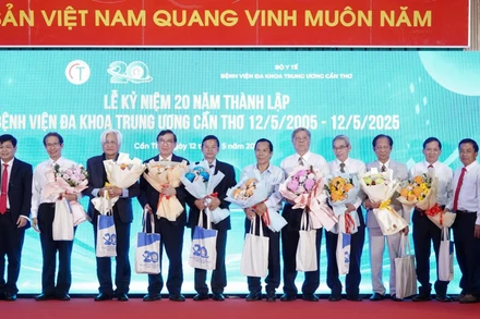 Lãnh đạo Bệnh viện đa khoa Trung ương Cần Thơ tặng hoa tri ân các cá nhân đóng góp cho sự phát triển của bệnh viện.