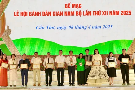 Ban Tổ chức trao giải thưởng cho các tập thể, cá nhân trong các hội thi tại Lễ hội.