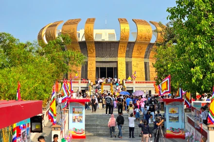 Đông đảo người dân, du khách về dự Lễ Giỗ Tổ Hùng Vương năm 2025.