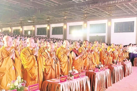 Các đại biểu thực hiện nghi thức dâng hương cầu nguyện.