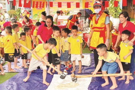 Học sinh Trường mầm non Thanh Bình trải nghiệm giã bánh dày.