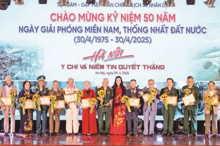 Giám đốc Sở Văn hóa và Thể thao thành phố Hà Nội Bạch Liên Hương cùng Giám đốc Bảo tàng Hà Nội Nguyễn Tiến Đà trao giấy chứng nhận và tặng hoa cho các nhân chứng lịch sử.