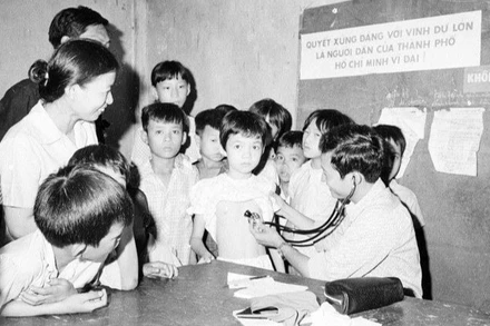 Khám bệnh và phát thuốc miễn phí cho nhân dân tại các trạm y tế phường, xã (tháng 7/1975). (Ảnh Tư liệu)