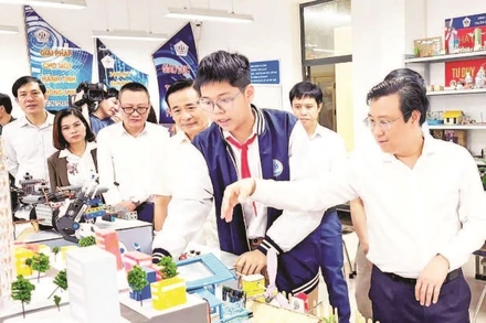 Đoàn giám sát khảo sát thực tế tại Trường trung học phổ thông Lê Lợi. (Ảnh LÊ HẢI)