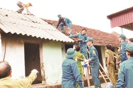 Các lực lượng tham gia hỗ trợ ngày công để giúp hộ nghèo xóa nhà dột nát tại tỉnh Hà Nam. (Ảnh nhandan.vn)