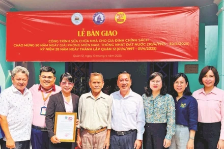 Lễ bàn giao căn nhà đã được sửa chữa khang trang cho gia đình thương binh Châu Quốc Hồng (phường Thạnh Xuân, Quận 12).