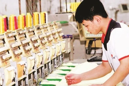 Người dân Yên Đồng đầu tư máy móc sản xuất chăn, ga, gối, đệm.