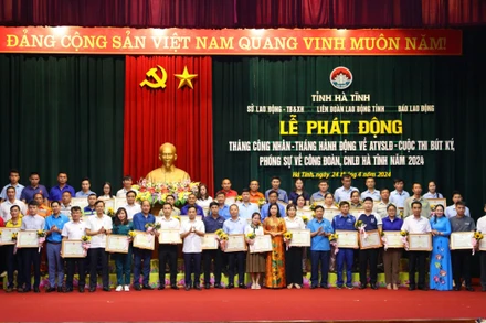 50 công nhân, lao động tiêu biểu được nhận bằng khen của Ủy ban nhân dân tỉnh Hà Tĩnh.