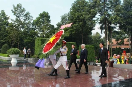 Lãnh đạo tỉnh Bình Dương viếng và dâng hương tại Nghĩa trang liệt sĩ tỉnh.