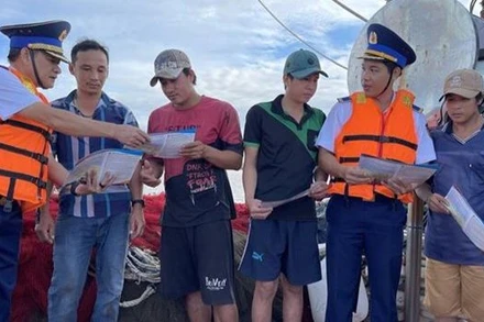 Lực lượng chấp pháp trên biển của tỉnh Bà Rịa-Vũng Tàu tuyên truyền về IUU cho ngư dân thành phố Vũng Tàu trước khi tàu xuất bến ra khơi đánh bắt thủy sản. (Ảnh: TTXVN)