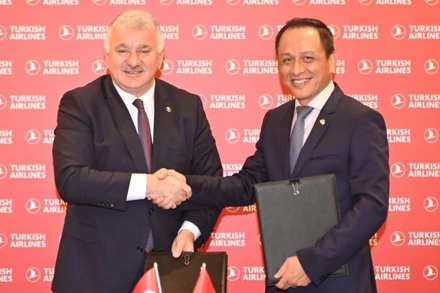 Đại diện lãnh đạo Turkish Airlines và Vietnam Airlines ký hợp tác liên danh.