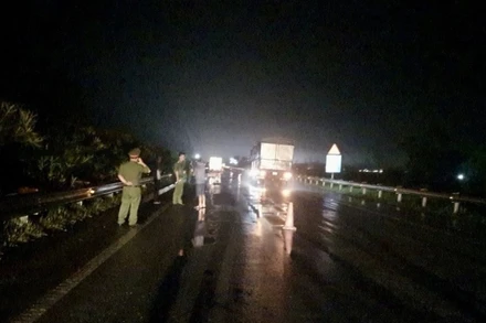 Hiện trường vụ tai nạn giao thông dẫn đến một người tử vong tại Km 110+400 hướng Nội Bài-Lào Cai. (Ảnh: TTXVN phát)