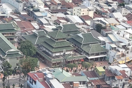 Việc cho tất cả phương tiện lưu thông vào đường Châu Thị Tế tạo điều kiện cho du khách đến viếng Miếu bà Chúa xứ Núi Sam. (Trong ảnh: Miếu bà Chúa xứ Núi Sam nhìn từ trên cao)