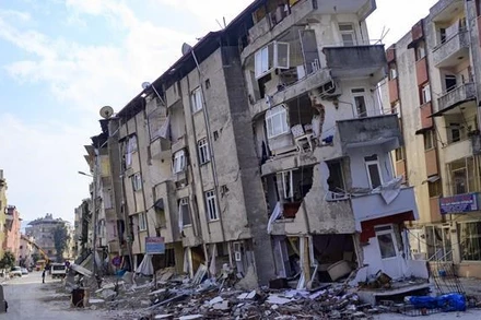 Tòa nhà bị phá hủy sau trận động đất tại Hatay, Thổ Nhĩ Kỳ, ngày 11/2/2023. (Ảnh: AFP/ TTXVN)