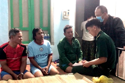Đồn Biên phòng cửa khẩu cảng Phú Quý tiếp nhận 3 thuyền viên trên sà-lan LA-05922 đưa về Trạm tìm kiếm, cứu nạn Phú Quý chăm sóc y tế.