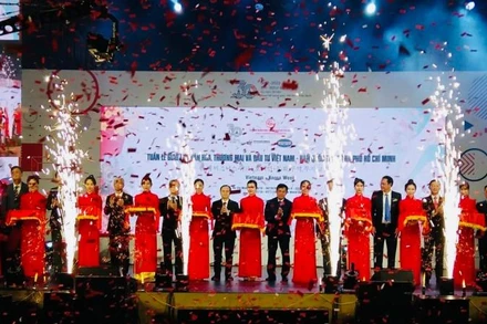 Nghi thức cắt băng khai mạc sự kiện.