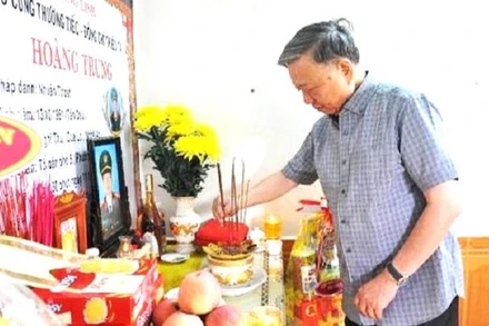 Bộ trưởng Tô Lâm thắp hương tưởng nhớ các liệt sĩ. (Ảnh: Văn Thành)