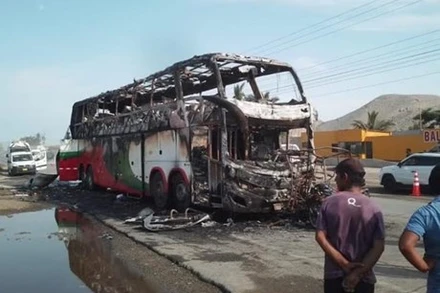 Chiếc xe buýt và xe chở khách 3 bánh bị cháy rụi sau vụ tai nạn. (Nguồn: Diario Correo)