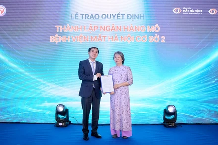 Thứ trưởng Y tế trao quyết định cấp giấy phép hoạt động cho Ngân hàng Mô của Bệnh viện Mắt Hà Nội 2.