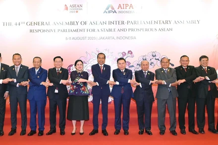 Chủ tịch Quốc hội Vương Đình Huệ và Tổng thống Indonesia Joko Widodo, Chủ tịch Hạ viện Indonesia, Chủ tịch AIPA 2023 Puan Maharani cùng đại biểu chụp ảnh lưu niệm. (Ảnh: Doãn Tấn/TTXVN)