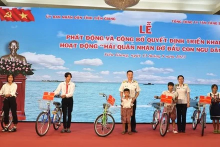 Tặng xe đạp cho 5 ngư dân có hoàn cảnh khó khăn.