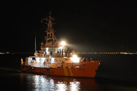 Tàu cứu nạn SR413 tham gia tìm kiếm cứu nạn 2 thuyền viên trên tàu Tuấn Tú 09 bị chìm tại vùng biển Phú Quý.