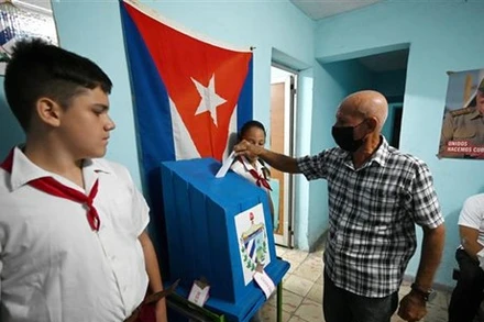 Cử tri Cuba bỏ phiếu bầu cử địa phương tại Havana, ngày 25/9/2022. (Ảnh: AFP/TTXVN)