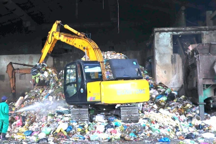 Thu gom rác đầu vào trước khi đưa vào xử lý tại Nhà máy xử lý rác thải TP Cà Mau.