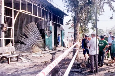 3 căn nhà bị cháy rụi nghi do chập điện.