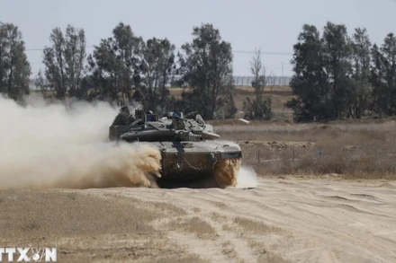 Xe quân sự Israel di chuyển dọc biên giới với Dải Gaza, ngày 28/5/2024. (Ảnh: THX/TTXVN)