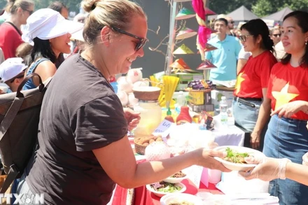 Các món ăn của Việt Nam thu hút khách thăm quan một lễ hội. (Ảnh minh họa. Ngọc Biên/TTXVN)