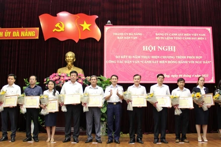 Ban Dân vận Thành ủy khen thưởng 15 tập thể, cá nhân có thành tích xuất sắc trong thực hiện công tác dân vận.