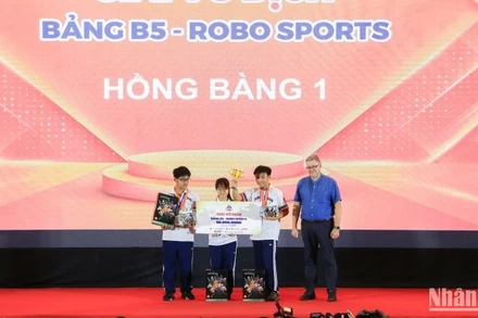 Ông Troels Jakobsen trao giải Vô địch bảng B5 cho đội Hồng Bàng 1.