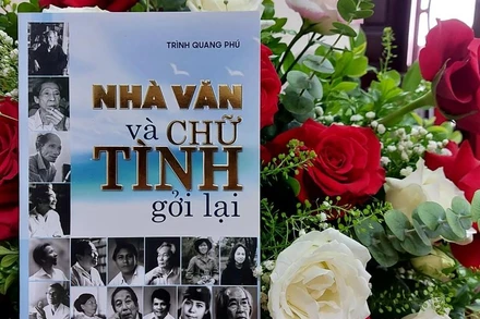 Cuốn sách “Nhà văn và chữ tình gởi lại”.