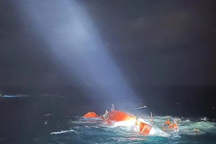 Tàu đánh cá bị lật ngoài khơi đảo Jeju, Hàn Quốc, ngày 12/2/2025. (Nguồn: THX/TTXVN)
