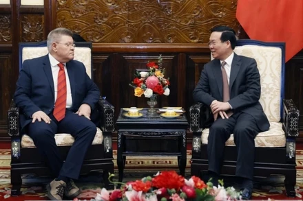 Chủ tịch nước Võ Văn Thưởng và Tổng Thư ký Liên hiệp Công đoàn Thế giới Pambis Kyritsis trao đổi tại buổi tiếp. (Ảnh: Thống Nhất/TTXVN)