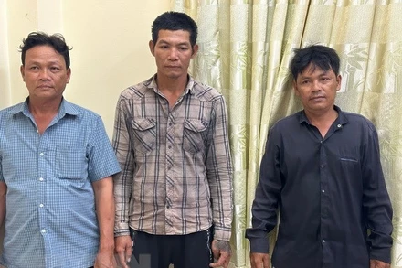 Ba trong số năm đối tượng tham gia vụ trộm tiệm vàng Minh Đức. (Ảnh: TTXVN phát)