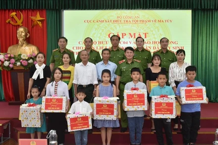 Cục Cảnh sát điều tra tội phạm về ma túy cùng các đơn vị trao quà tặng các cháu bé là con các liệt sĩ Công an.