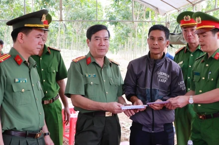 Đại tá Bùi Xuân Thắng, Giám đốc Công an tỉnh Bình Phước thăm hỏi, động viên các gia đình có chiến sĩ tử nạn. (Ảnh: Công an cung cấp)