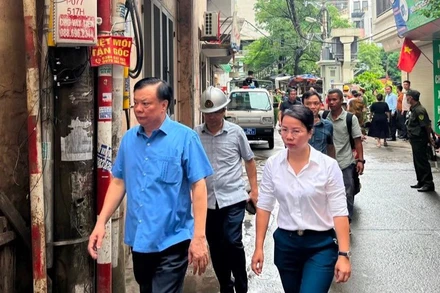Bí thư Thành ủy Hà Nội Đinh Tiến Dũng đến hiện trường, yêu cầu huy động mọi nguồn lực khắc phục hậu quả vụ cháy.