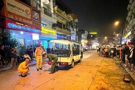 Công an thị xã Sa Pa tại hiện trường vụ tai nạn.