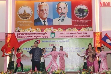 Tiết mục văn nghệ thể hiện tình đoàn kết Việt Nam-Lào. (Ảnh: Hải Tiến)