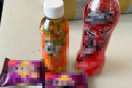 Một số sản phẩm học sinh Trường THCS Nguyễn Du đã nhận từ nhóm người đi phát khuyến mại. (Ảnh: Nhà trường cung cấp).