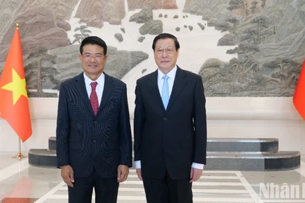 Viện trưởng Viện kiểm sát nhân dân tối cao Nguyễn Huy Tiến và Viện trưởng Viện kiểm sát nhân dân tối cao Trung Quốc Ưng Dũng.