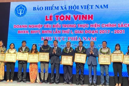 Bảo hiểm xã hội Việt Nam tôn vinh các các doanh nghiệp tiêu biểu phía nam trong thực hiện chính sách bảo hiểm xã hội. 