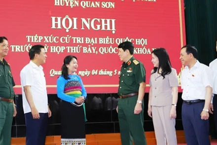 Đại tướng Lương Cường trao đổi với cử tri huyện Quan Sơn.