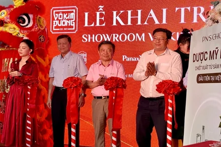 Các đại biểu dự lễ khai trương showroom Võ Kim Đường.