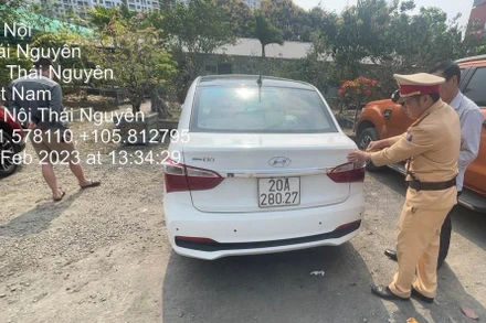 Cục Cảnh sát giao thông (Bộ Công an) tiến hành niêm phong, tạm giữ ô-tô con chạy ngược chiều trên cao tốc Hà Nội-Thái Nguyên. 