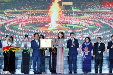 Thứ trưởng Văn hóa, Thể thao và Du lịch Hoàng Đạo Cương, đại diện Bộ Bộ Văn hóa, Thể thao và Du lịch đón nhận Bằng của UNESCO ghi danh “Nghệ thuật Xòe Thái” từ bà Pauline Tamesis, Điều phối viên thường trú của Liên hợp quốc tại Việt Nam. (Ảnh: Trần Hải)